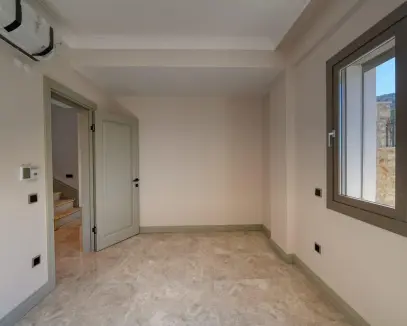 ESKİ FOÇA'DA SİTE İÇİNDE DENİZE YAKIN LÜKS TRİPLEKS VİLLA