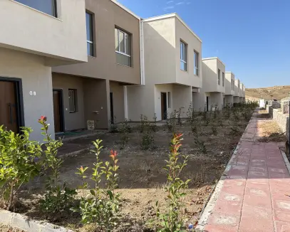 Seyrek Villakent Havuzlu Sitede Bahçeli 2+1 Satılık Villa Yatay Mimari