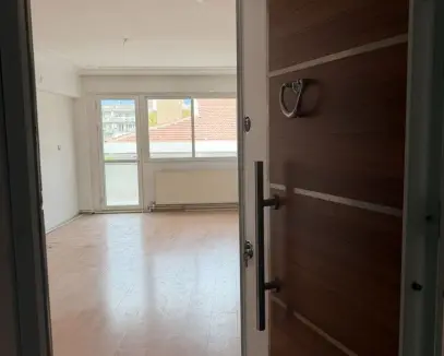 ATAKENT YALI'DA MERKEZİ KONUMDA ÖNÜ AÇIK MASRAFSIZ SATILIK 2+1 DAİRE