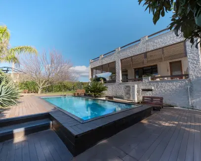 URLA İÇMELER'DE HAVUZLU MÜSTAKİL 7 ODALI EMSALSİZ SATILIK