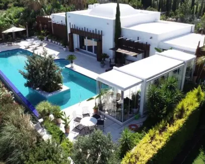 İzmir Çeşme Satılık 3500 m2 Arsa İçerisinde Müstakil Havuzlu Lüks Villa