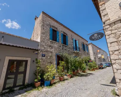 ALAÇATI MERKEZDE HAVUZLU, TARİHİ DOKULU ÖZEL TAŞ KONAK