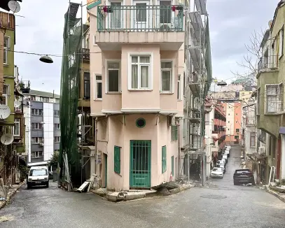 BEYOĞLU’NDA 3 KATLI KOMPLE SATILIK FIRSAT BİNA