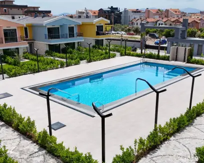 SÇANDARLI,KALİA NUREM SUİTES'TE,DENİZE YAKIN,BAHÇELİ 1+1 DAİRE