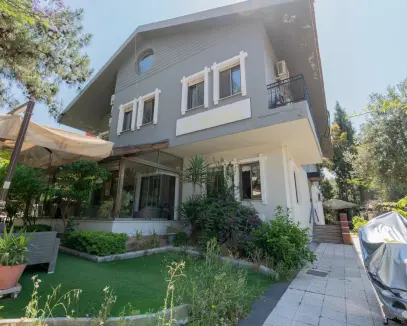 İzmir Bornova Evka 3'te Satılık 700 m² Net 9+3 Lüks Tripleks Müstakil Villa