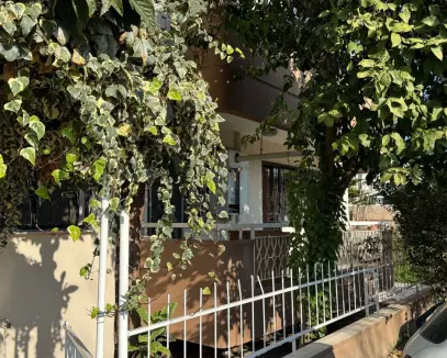 Karşıyaka Girne Bulvarın'da Harika Konumda 3+1 Tadilatlı Daire