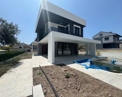 Çandarlıda Satılık Müstakil Villa Denize 300 Metre Özel Havuzlu