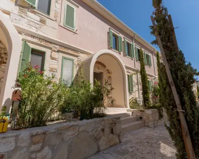 Foça Yeniköy Villanova Sitesi 3+1 Satılık Lüks Villa