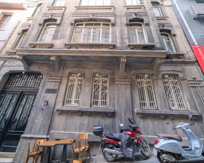BEYOĞLU'NUN İKONİK TARİHİ BİNASI - TEMEL APARTMANI SATILIK
